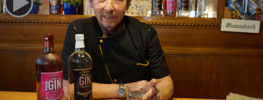Claus Schmidt mit seinem selbstgemachten Gin