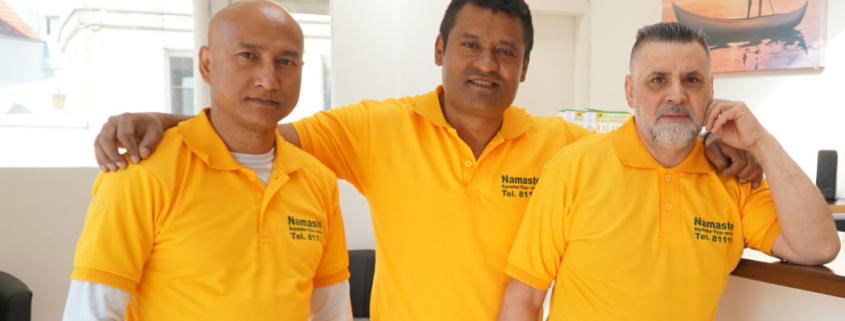 Inhaber Dinesh Pradhan (Mitte) mit Pizzabäcker Nabaraj (l.) und Fahrer Chan (r.),