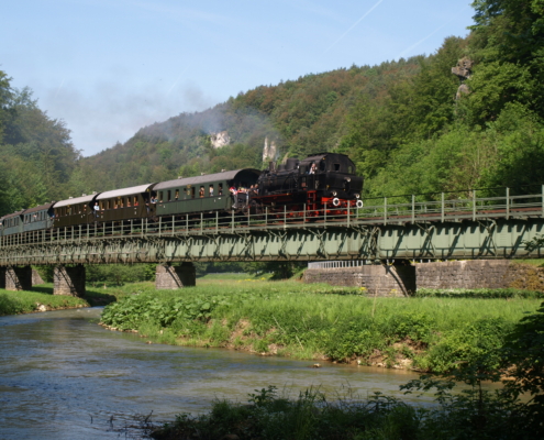 Stempfermühle zur Sachsenmühle geht zu Fuß in etwa 30 Minuten. Der Wanderweg führt völlig eben am Ufer der Wiesent entlang. Mit Glück kommt sonntags die Museumsbahn vorbei.