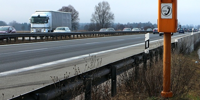 Auf der A93 bei Rehau in Richtung Selb ist ein Lastwagen einfach auf die linke Spur gefahren.