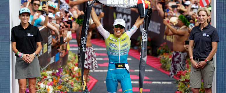 Anne Haug triumphiert beim Iron Man auf Hawaii. Foto: http://petkobeier.de/