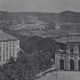 Blick auf das Festspielhaus im Jahr 1880. Im Vordergrund ist das alte Bahnhofsgebäude und das Bahnhofshotel zu sehen. Foto: Archiv Bernd Mayer.