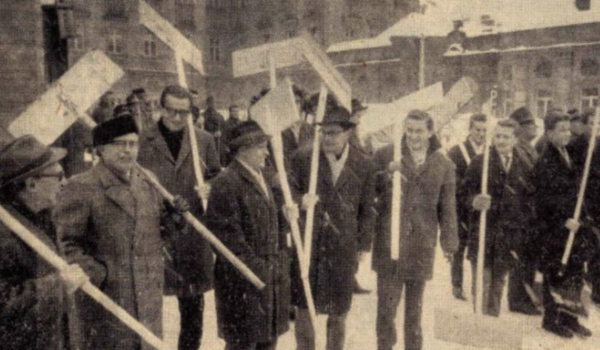 Antreten zum Schneeschippen im Jahrhundertwinter 1962/63. Nachdem ein Viertel der Bauhofmitarbeiter aufgrund ihres wochenlangen Einsatzes erkrankten, berief Oberbürgermeister Hans Walter Wild seine Beamten zum Schneeschippen. Foto: Archiv Bayreuther Tagblatt