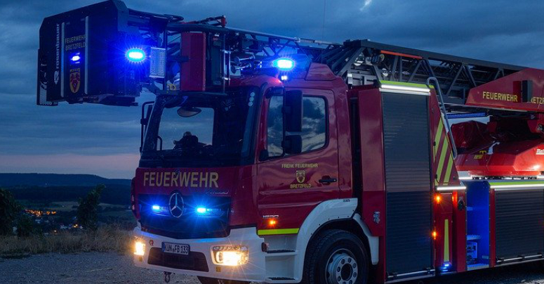 Die Feuerwehr mit Blaulicht unterwegs. Symbolbild: Pixabay