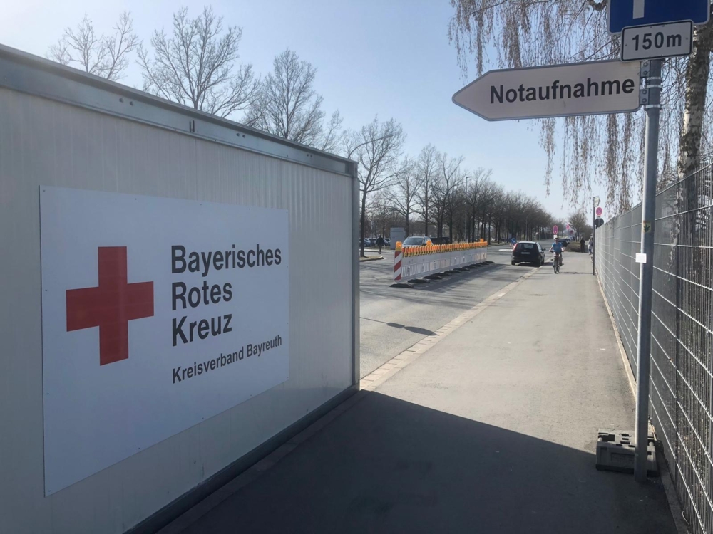 Das BRK stellt Container als Vorsorge vor das Klinikum Bayreuth. Foto: Tobias Schif/BRK Bayreuth