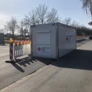 Das BRK stellt Container als Vorsorge vor das Klinikum Bayreuth. Foto: Tobias Schif/BRK Bayreuth