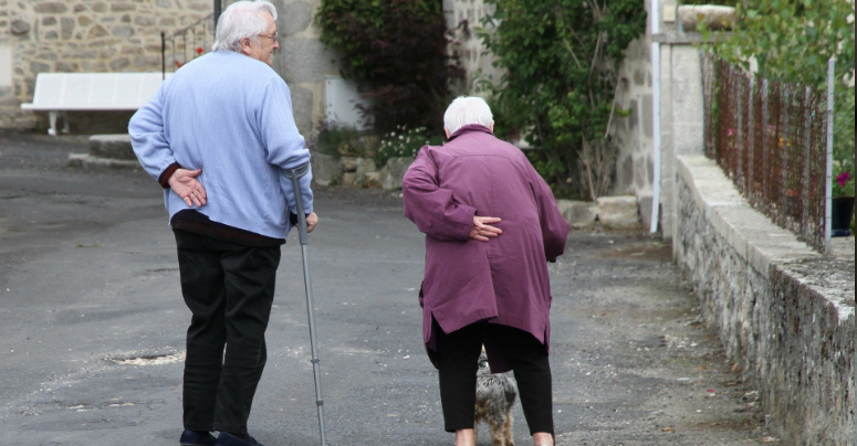 Zwei Senioren gehen spazieren. Symbolbild: Pixabay