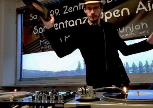 DJ Tobias Baldini legt während zu Zeiten der Ausgangsbeschränkungen live im Internet auf. Foto: Privat.