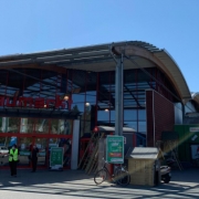 Vor dem Hagebaumarkt in Bayreuth kontrollieren Securities, wer in den Markt darf. Denn ohne Einkaufswagen darf niemand den Markt betreten. Foto: Katharina Adler