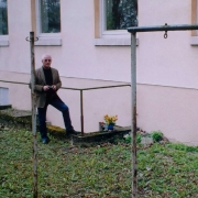 Heinz Leimenstoll steht vor der Treppe, die zu dem Bunker führt, in dem er damals den Bombenangriff überlebt hat. Foto: Privat