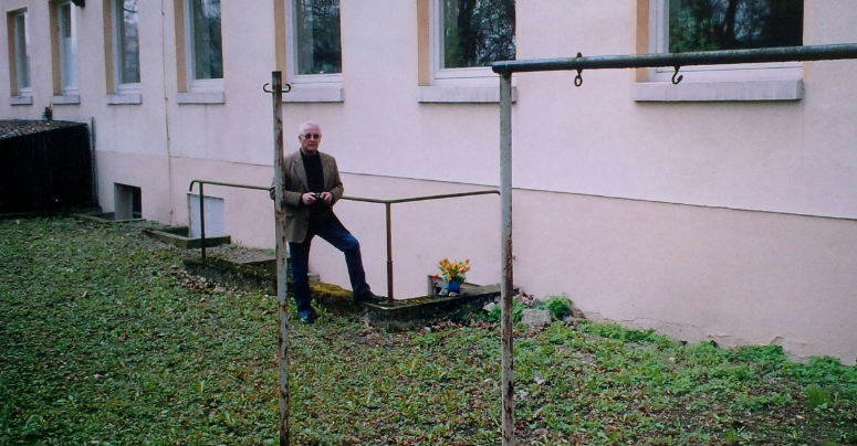 Heinz Leimenstoll steht vor der Treppe, die zu dem Bunker führt, in dem er damals den Bombenangriff überlebt hat. Foto: Privat