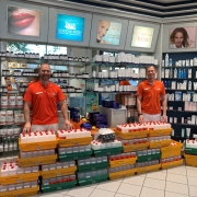 Bayreuther Schulen Dr. Jens Landwehr (rechts) und Dr. Andreas Paul von der Rathaus-Apotheke mit den 400 Litern Handdesinfektionsmitteln. Foto: Rathaus-Apotheke.