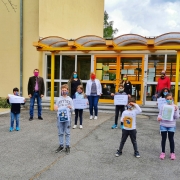 Kinder der Notbetreuung der AWO in Bayreuth bekommen Mund- und Nasenschutzmasken gespendet.