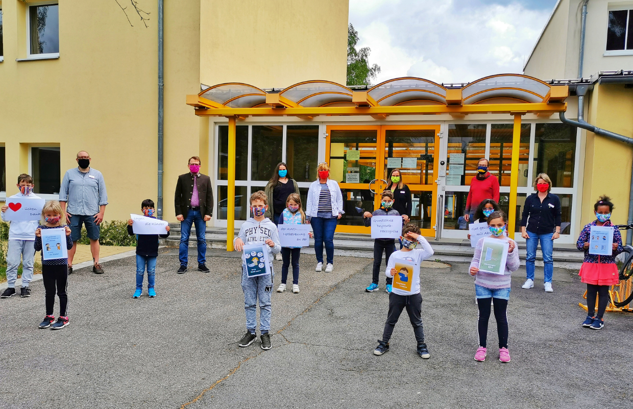 Kinder der Notbetreuung der AWO in Bayreuth bekommen Mund- und Nasenschutzmasken gespendet.