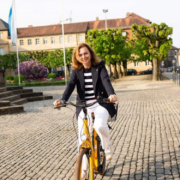 Die Bayreuther Stadträtin Dr. Beate Kuhn auf dem Fahrrad. Der Verkehr in Bayreuth ist für sie ein wichtiges Thema. Foto: Privat