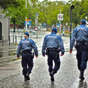 In Erlangen ist die Polizei an einer Schule im Einsatz. Am Freitagmorgen (27. Mai 2022) war von einer 