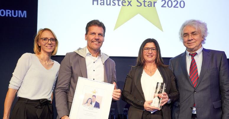 Wolfgang und Monika Rausch (Mitte) bei der Verleihung des Haustex-Star 2020. Foto: Privat.
