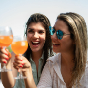 Anstoßen auf sonnige Tage. Auch zu Hause, ob auf der Terrasse oder auf Balkonien, lässt sich der Urlaub erholsam verbringen. Foto: djd/BSI/Getty Images/FG Trade