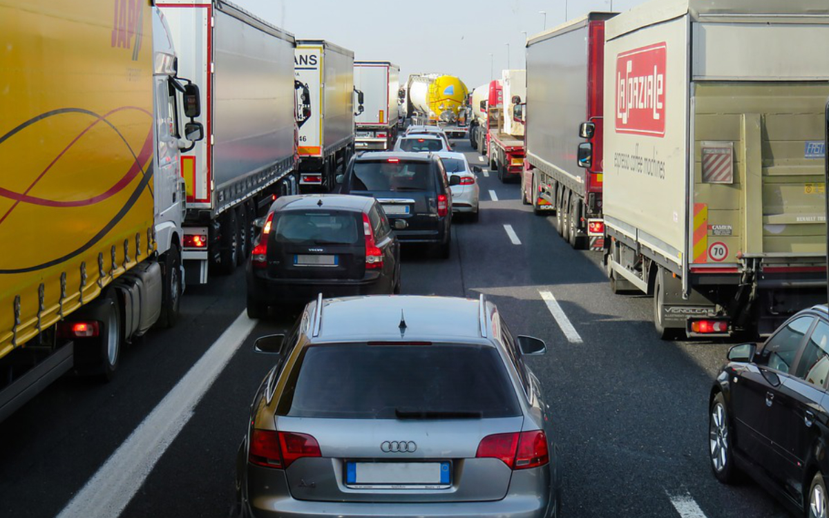 Unfall auf der A9 bei Bayreuth in der Einhausung: Drei Personen verletzt, die Autobahn musste gesperrt werden. Symbolbild: Pixabay