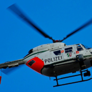 Die Polizei ist mit dem Hubschrauber unterwegs. Symbolfoto: pixabay