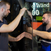 Stadtwerke-Mitarbeiter Sven Fischer (links) und Alexander Würl rüsten einen Stadtbus mit einer Hygienewand aus. Foto: Stadtwerke Bayreuth