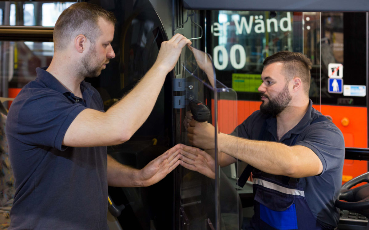 Stadtwerke-Mitarbeiter Sven Fischer (links) und Alexander Würl rüsten einen Stadtbus mit einer Hygienewand aus. Foto: Stadtwerke Bayreuth