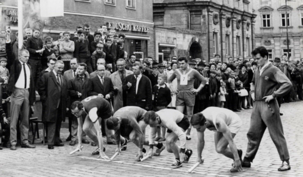 Der Großstaffellauf der Bayreuther Vereine, an dem regelmäßig über 30 Mannschaften teilnahmen. Der Start war am Alten Schloss. Zehn Staffelläufer pro Verein mussten unter den Anfeuerungsrufen von vielen tausend Bayreuthern die Runde über den Markt, über die Sophienstraße, Friedrichstraße, Ludwigstraße und Sternplatz bewältigen. Im Hintergrund warten Jugendliche auf dem Fama-Brunnen auf den Knall der Startpistole. Foto: Archiv Erich Scholti.