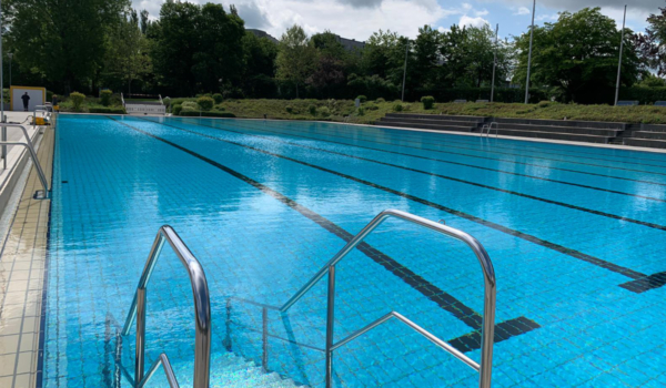 Das Schwimmerbecken im Bayreuther Kreuzsteinbad. Foto: Katharina Adler