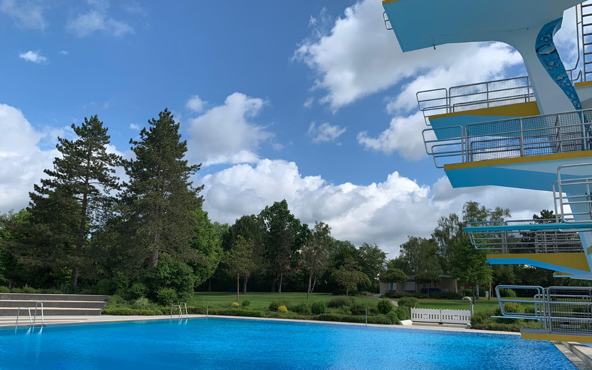 Blick auf die Liegewiese im Bayreuther Kreuzsteinbad. Foto: Katharina Adler