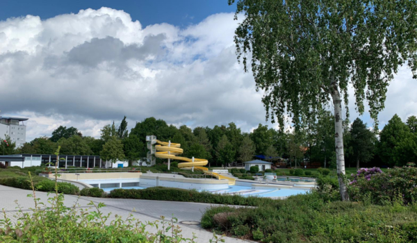 Das Kreuzsteinbad in Bayreuth hat mittlerweile geöffnet. Die Nutzung von Rutsche und Wellenbecken ist 2021 möglich. Archivfoto: Katharina Adler