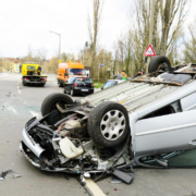 Bei einem Unfall im Kreis Kulmbach stieß ein Auto mit einem Traktor zusammen und überschlug sich. Symbolbild: pixabay