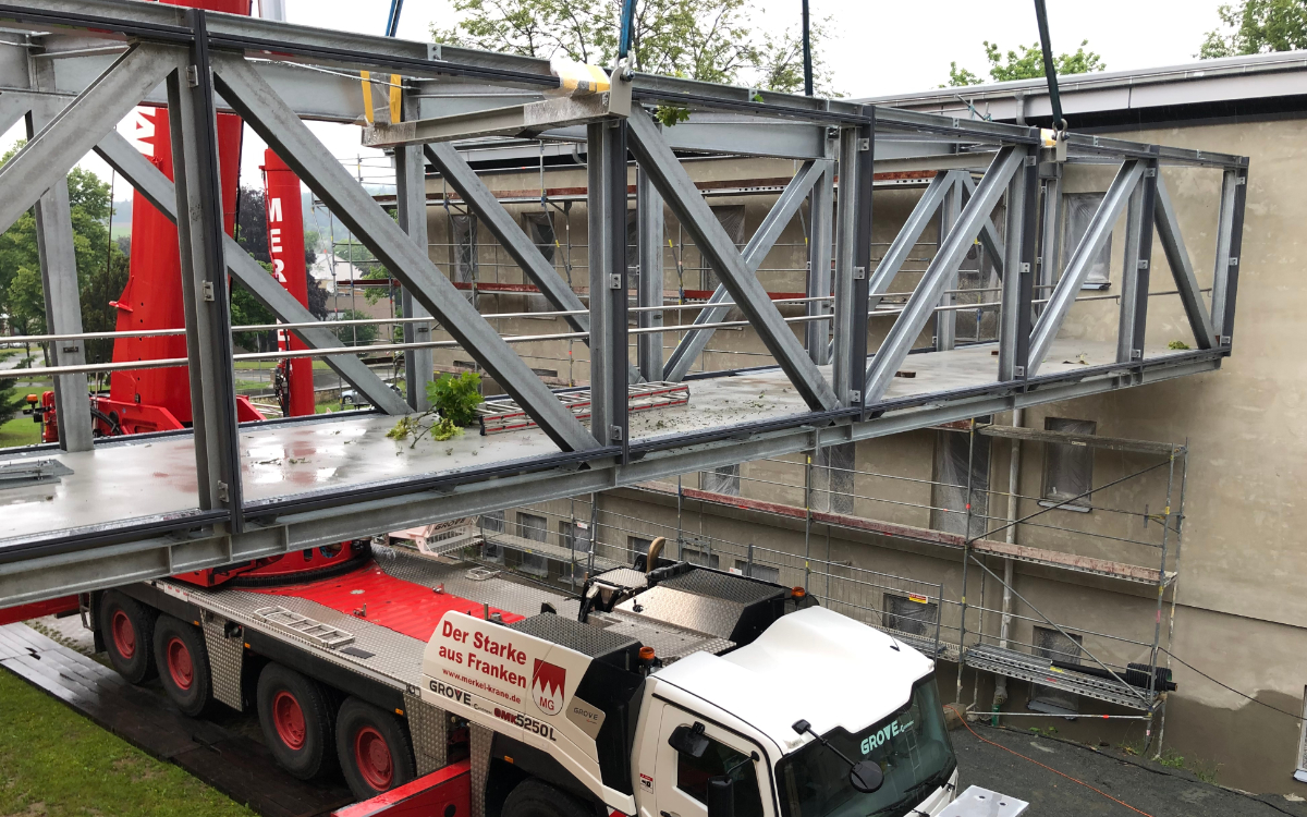 Eine Brücke verbindet das historische Verwaltungsgebäude des Bezirks Oberfranken mit dem Neubau. Foto: Nicole Lösch