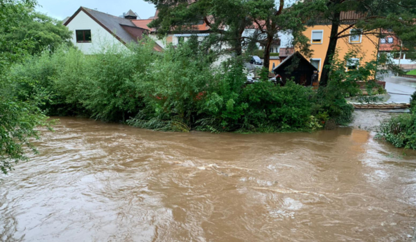 Unwetter im Sommer 2020: Die Warme Steinach ist durch die Regenfälle stark angestiegen. Archivfoto: Katharina Adler