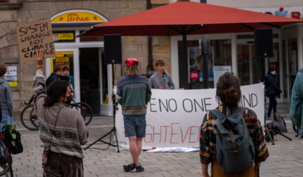 Am Freitag (19.6.2020) veranstalten die Students for Future in Bayreuth eine Mahnwache. Im Mittelpunkt dabei: der Klimaschutz und das Artensterben. Foto: Students for Future