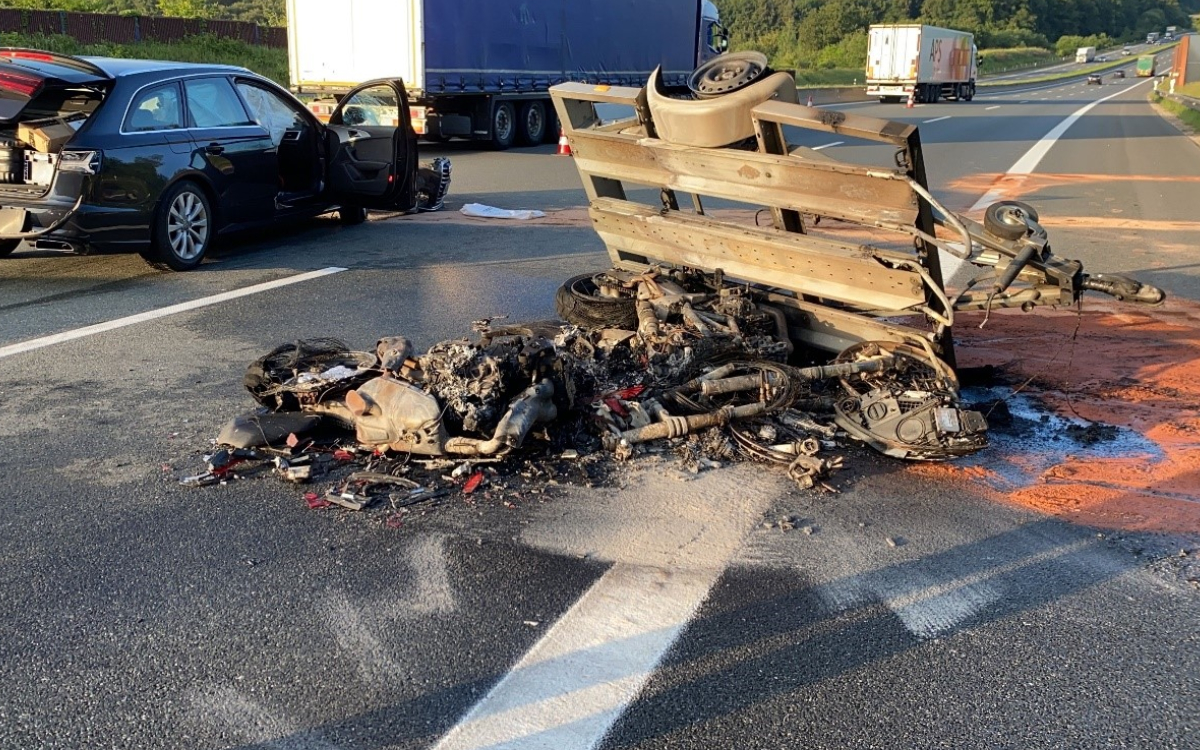 Auf der A9 sind bei einem missglückten Überholmanöver zwei Motorräder in Flammen aufgegangen. Foto: Polizei