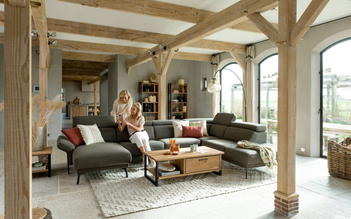 Zu einer familienfreundlichen Einrichtung gehört auch ein großes Sofa. Foto: djd/Henders & Hazel