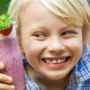 Einem cremigen Beerenshake kann kaum ein Kind widerstehen. Foto: djd/snack-5.eu/Shutterstock/Melle V