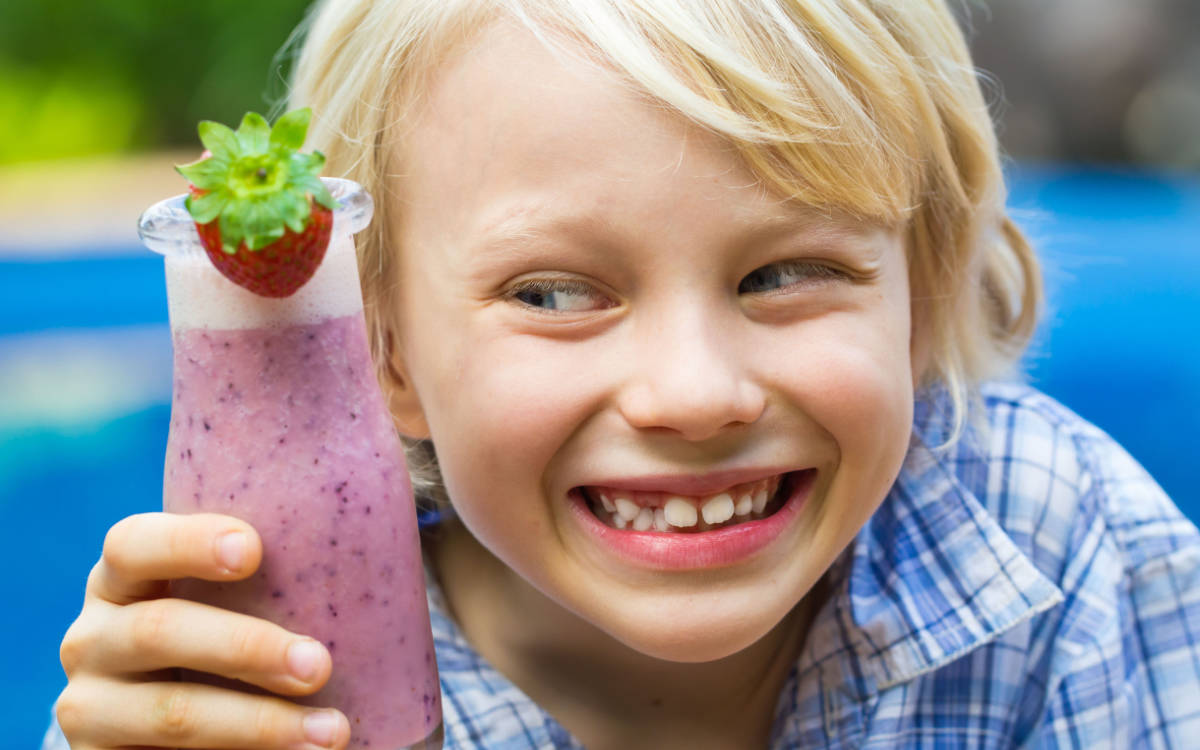 Einem cremigen Beerenshake kann kaum ein Kind widerstehen. Foto: djd/snack-5.eu/Shutterstock/Melle V