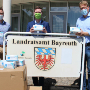 Im Landkreis Bayreuth wurden 5.000 Mund- und Nasenmasken gespendet. v. r. Jörg Roßberg, NKD; Landrat Florian Wiedemann, Roman Böhm, Geschäftsbereichsleiter und ehemaliger Leiter der Führungsgruppe Katastrophenschutz im Landratsamt. Foto: Landratsamt