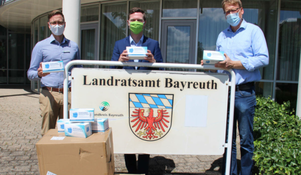 Im Landkreis Bayreuth wurden 5.000 Mund- und Nasenmasken gespendet. v. r. Jörg Roßberg, NKD; Landrat Florian Wiedemann, Roman Böhm, Geschäftsbereichsleiter und ehemaliger Leiter der Führungsgruppe Katastrophenschutz im Landratsamt. Foto: Landratsamt