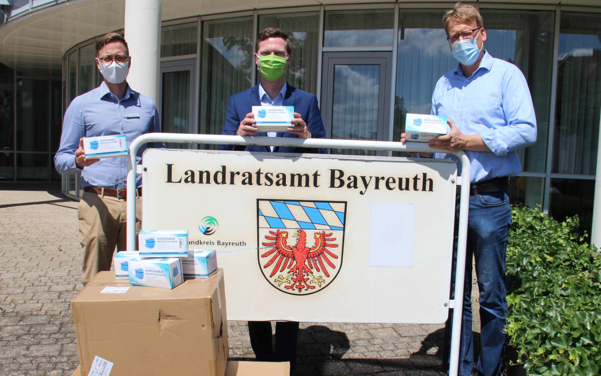 Im Landkreis Bayreuth wurden 5.000 Mund- und Nasenmasken gespendet. v. r. Jörg Roßberg, NKD; Landrat Florian Wiedemann, Roman Böhm, Geschäftsbereichsleiter und ehemaliger Leiter der Führungsgruppe Katastrophenschutz im Landratsamt. Foto: Landratsamt