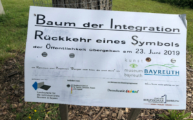 Das Schild am Baum der Integration in Bayreuth. Es sind noch leichte Spuren der Schmiererei zu erkennen. Foto: Frederik Eichstädt