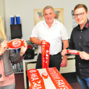 Masken für den FC Bayern: Die Bundestagsabgeordnete Dr. Silke Launert mit Dietmar Hemm und Timo Hemm von BaKon Bayreuther Berufsmoden. Das Familienunternehmen hat 170.000 Masken für den FC Bayern München angefertigt. Foto: Tobias Koch