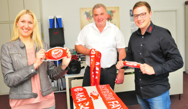 Masken für den FC Bayern: Die Bundestagsabgeordnete Dr. Silke Launert mit Dietmar Hemm und Timo Hemm von BaKon Bayreuther Berufsmoden. Das Familienunternehmen hat 170.000 Masken für den FC Bayern München angefertigt. Foto: Tobias Koch