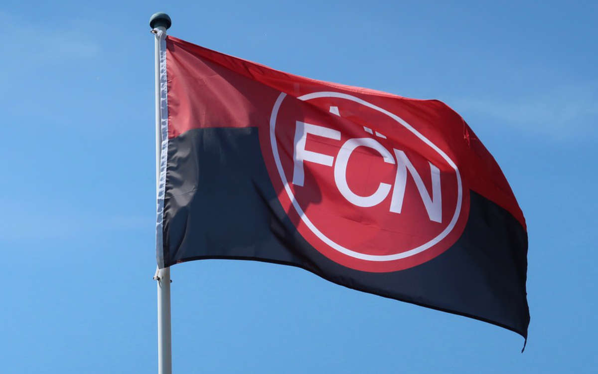 Die Fahne des 1. FC Nürnbergs. Weht sie bald in der dritten Liga? Symbolbild: Pixabay