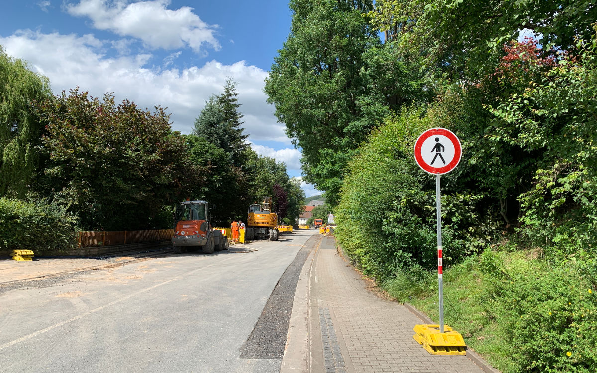 Die Baustelle geht durch die Ortsmitte in Bindlach. Foto: Katharina Adler