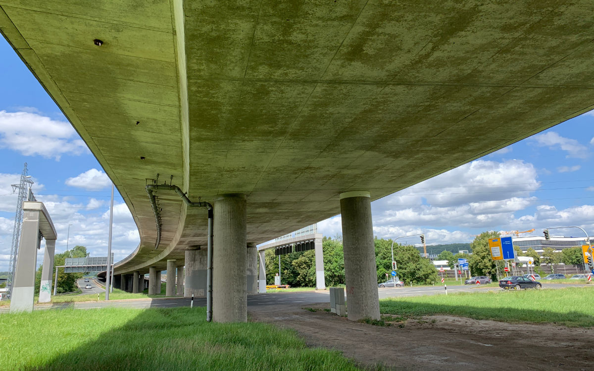 Die Hochbrücke in Bayreuth muss abgerissen und neu gebaut werden. Foto: Katharina Adler