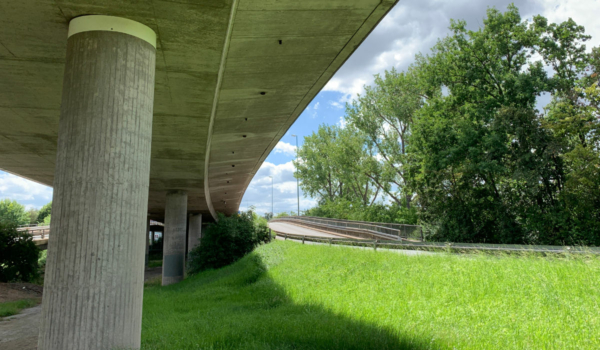 Die Hochbrücke in Bayreuth muss abgerissen und neu gebaut werden. Die Wirtschaft fordert eine Halbierung der Bauzeit. Foto: Katharina Adler