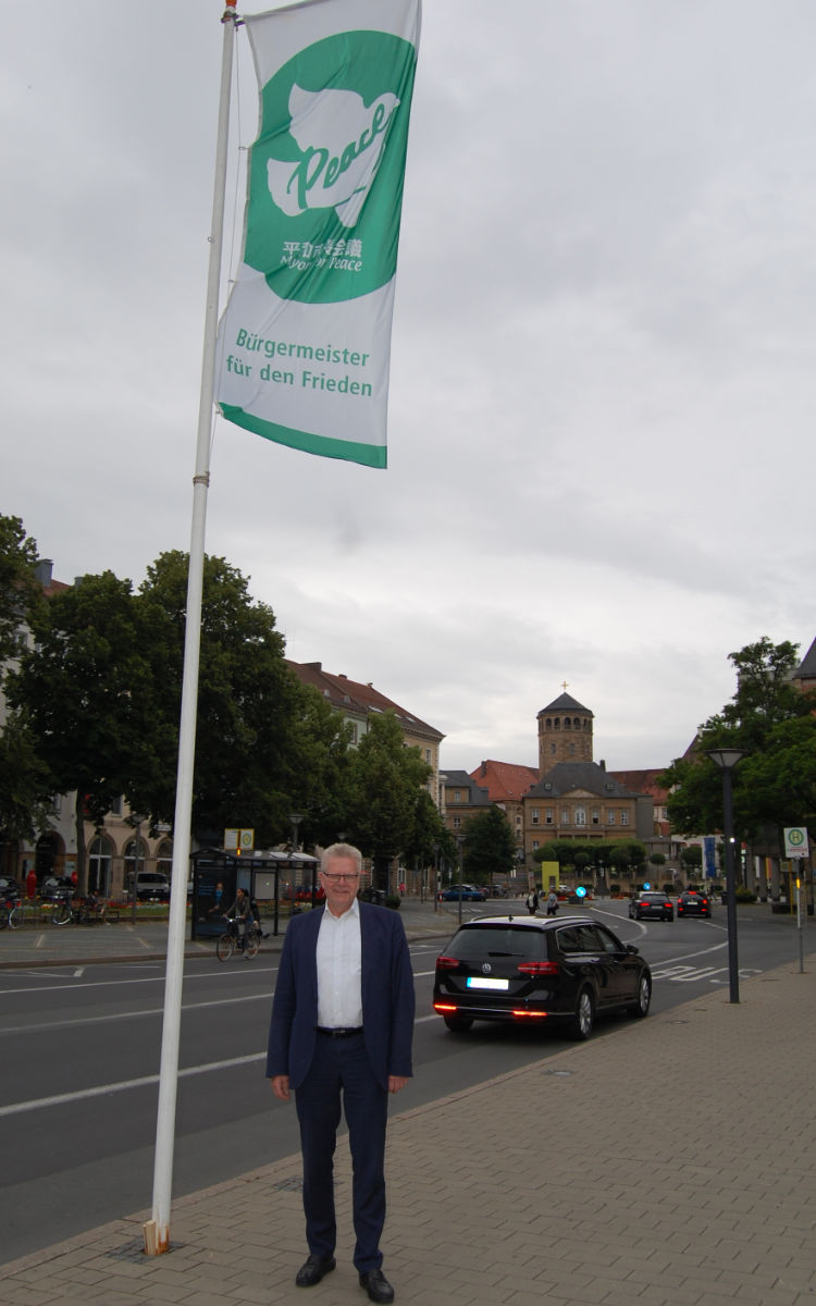 Oberbürgermeister Thomas Ebersberger hat die Flagge der Initiative 