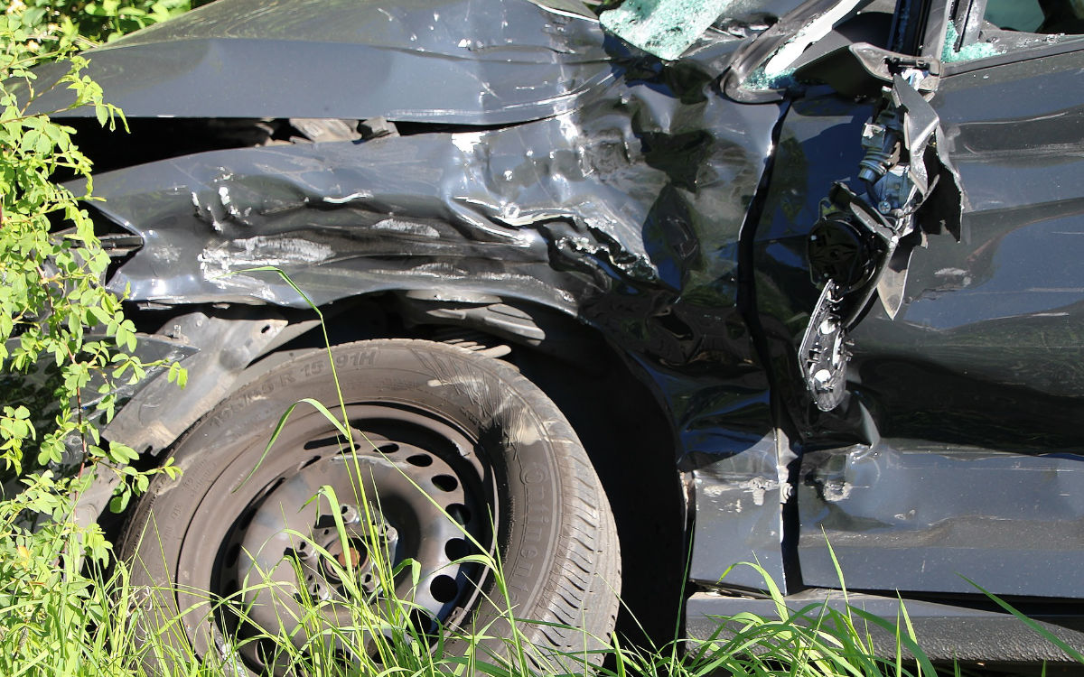 Ein Auto liegt nach einem Unfall im Straßengraben. Foto: pixabay